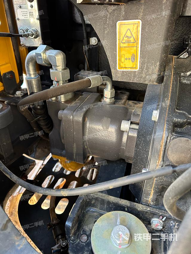 液压泵舱室正面整体（整机外观）