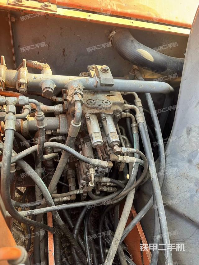 回转马达和主控阀（整机外观）