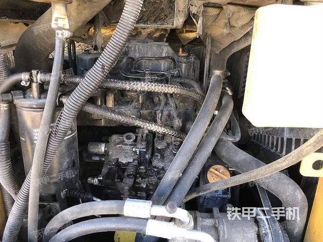 液壓泵艙室正面整體（整機外觀）