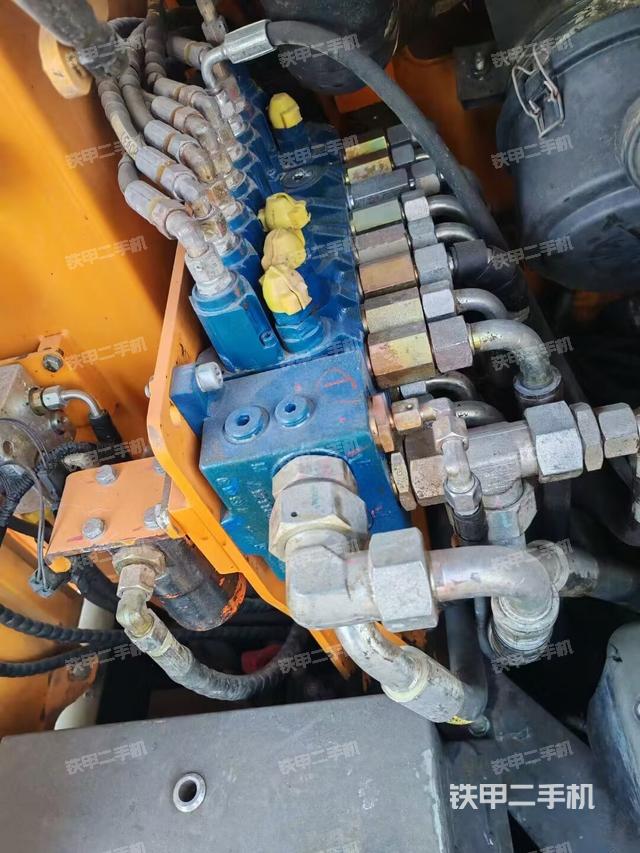 回轉(zhuǎn)馬達(dá)和主控閥（整機(jī)外觀）