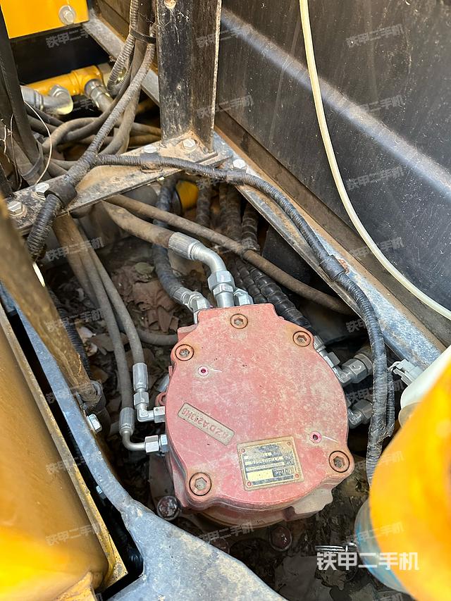 回转马达和主控阀（整机外观）