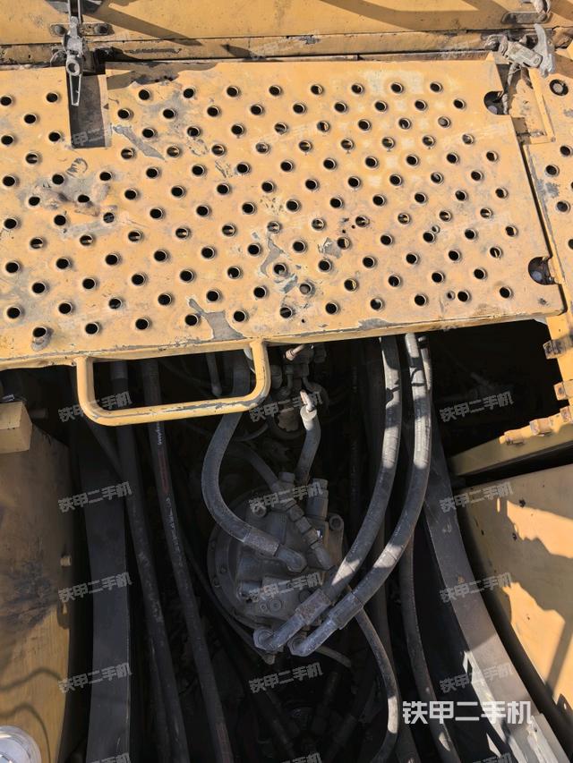 回轉(zhuǎn)馬達(dá)和主控閥（整機(jī)外觀）