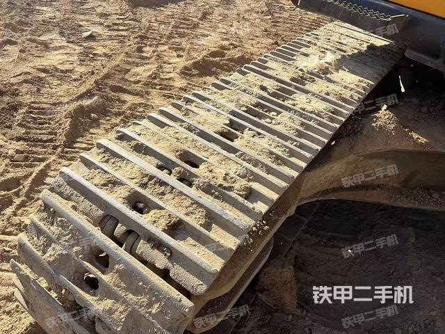 單側(cè)履帶整體(整機(jī)外觀) 單側(cè)履帶整體(整機(jī)外觀)