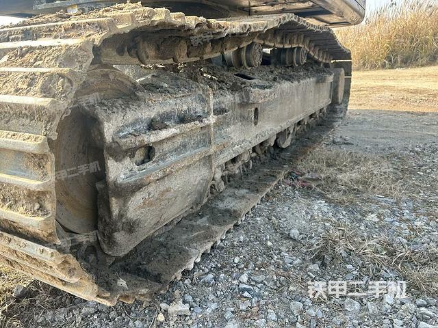 單側(cè)履帶整體(整機(jī)外觀) 單側(cè)履帶整體(整機(jī)外觀)