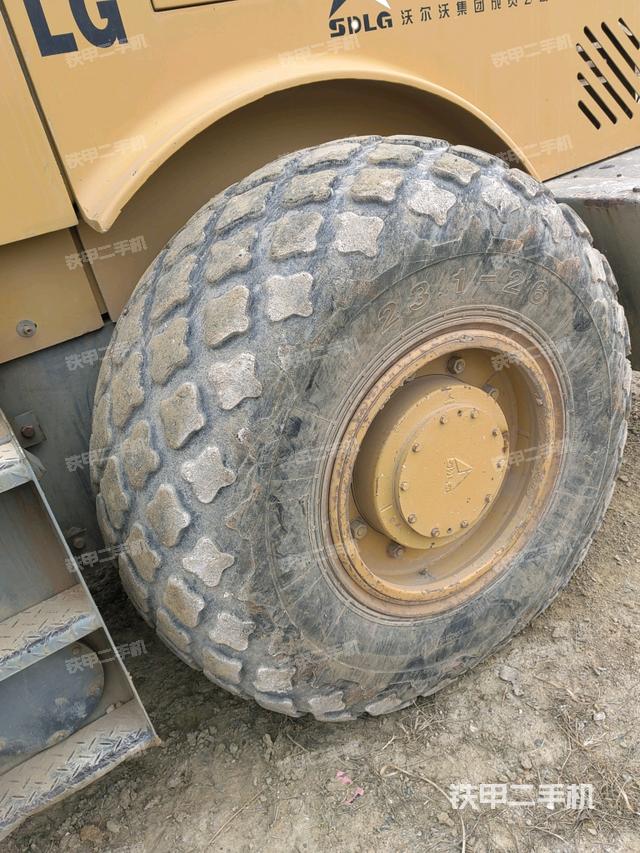 前車架正左側(cè)（壓路機(jī)前后車架）