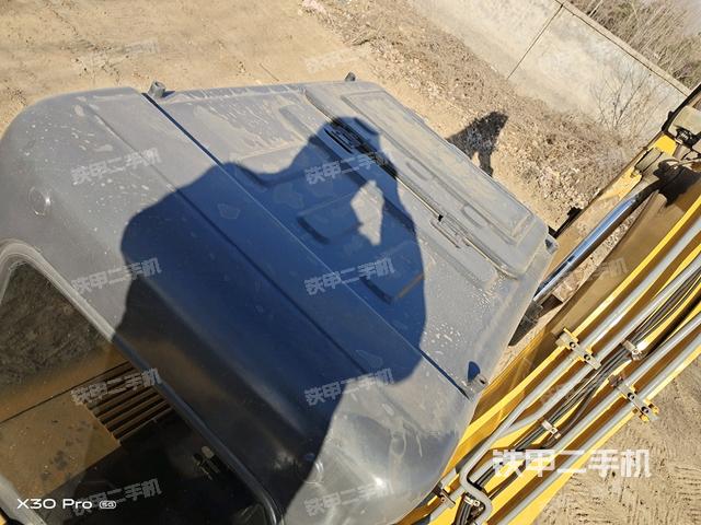 駕駛室頂部(整機(jī)外觀) 駕駛室頂部(整機(jī)外觀)