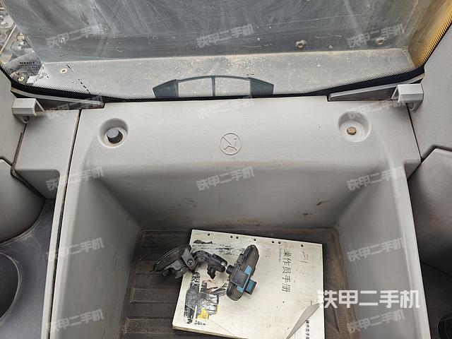 駕駛室整體(整機(jī)外觀) 駕駛室整體(整機(jī)外觀)