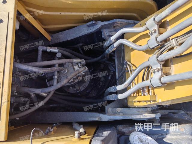 回轉(zhuǎn)馬達和主控閥(整機外觀) 回轉(zhuǎn)馬達和主控閥(整機外觀)