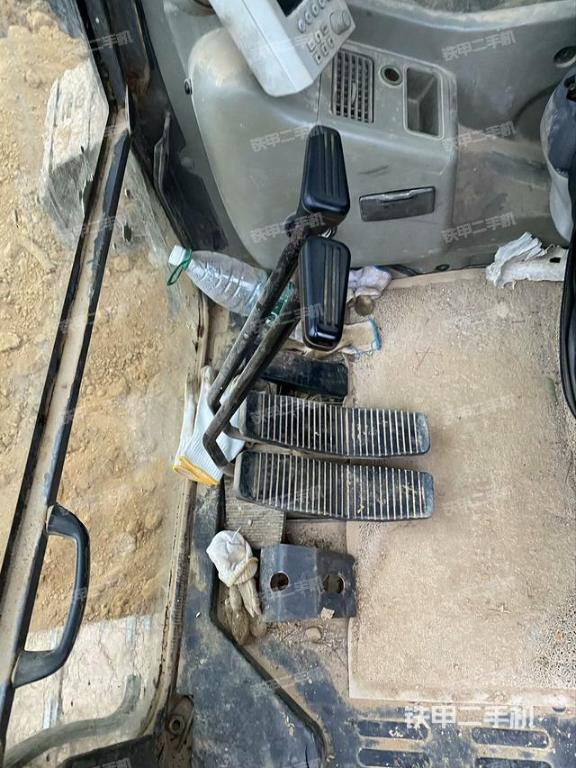 行走控制手柄和踏板?俯拍（駕駛室部分）