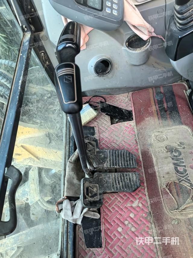 行走控制手柄和踏板?俯拍（駕駛室部分）