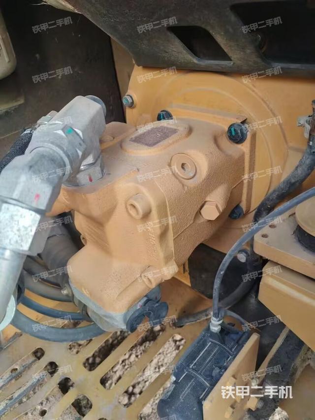 液壓泵艙室正面整體(整機(jī)外觀) 液壓泵艙室正面整體(整機(jī)外觀)