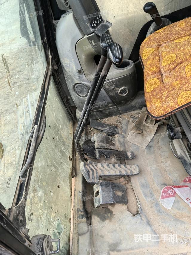 行走控制手柄和踏板?俯拍（駕駛室部分）