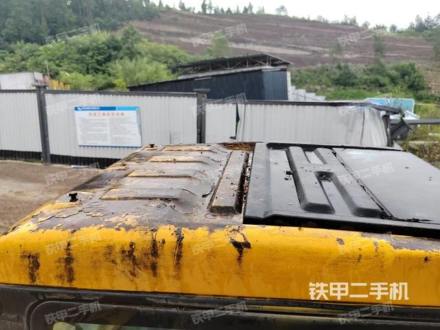 駕駛室頂部(整機(jī)外觀) 駕駛室頂部(整機(jī)外觀)