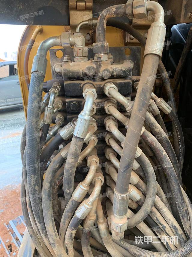 回轉(zhuǎn)馬達(dá)和主控閥（整機(jī)外觀）