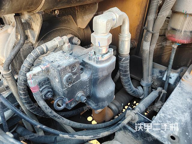 液壓泵艙室正面整體(整機(jī)外觀) 液壓泵艙室正面整體(整機(jī)外觀)