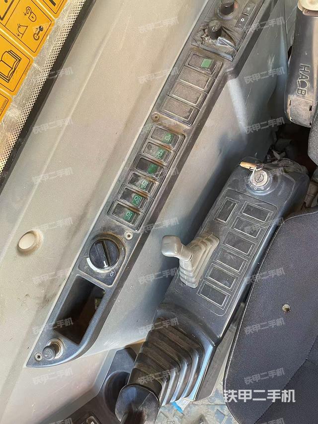 座椅右側(cè)控制臺(tái)/鑰匙門/油門/含右手柄（駕駛室部分）