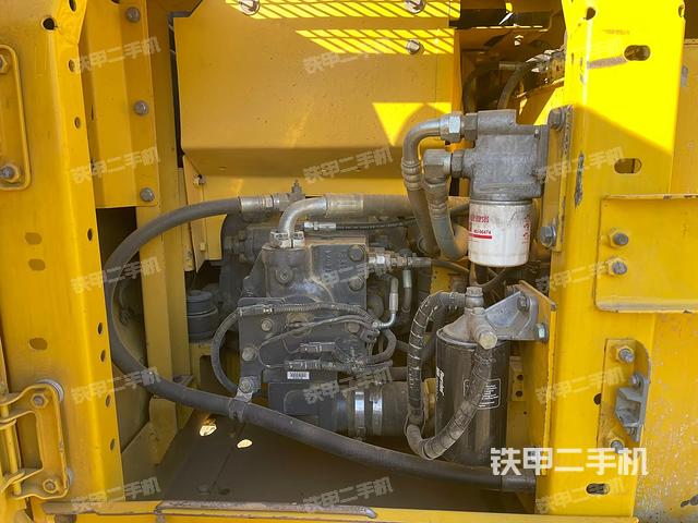 液壓泵艙室正面整體(整機(jī)外觀) 液壓泵艙室正面整體(整機(jī)外觀)