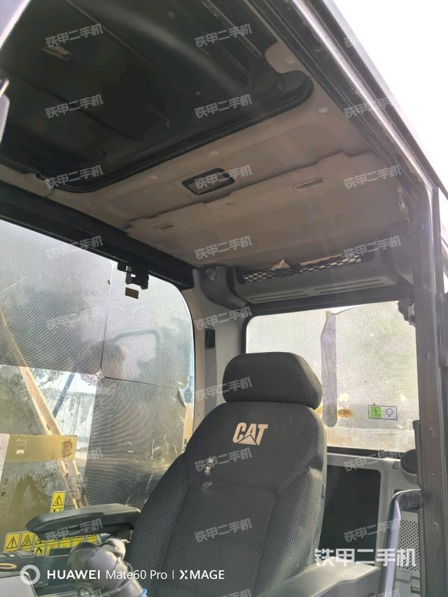 行走控制手柄和踏板?俯拍（駕駛室部分）