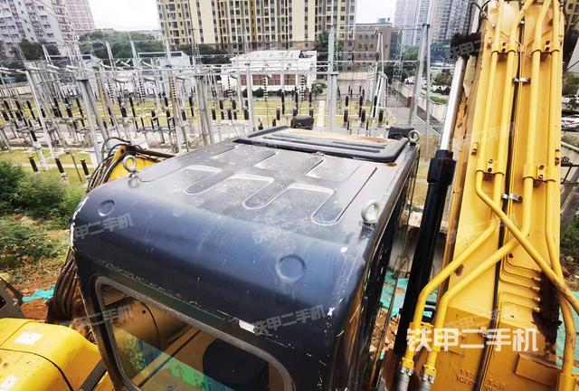 駕駛室頂部（整機外觀）