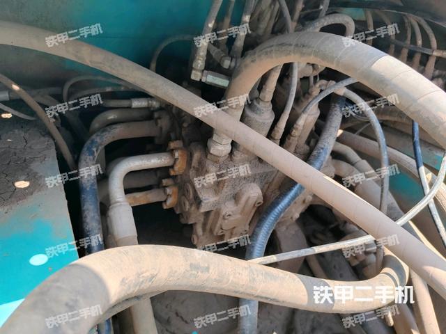 回轉(zhuǎn)馬達和主控閥(整機外觀) 回轉(zhuǎn)馬達和主控閥(整機外觀)
