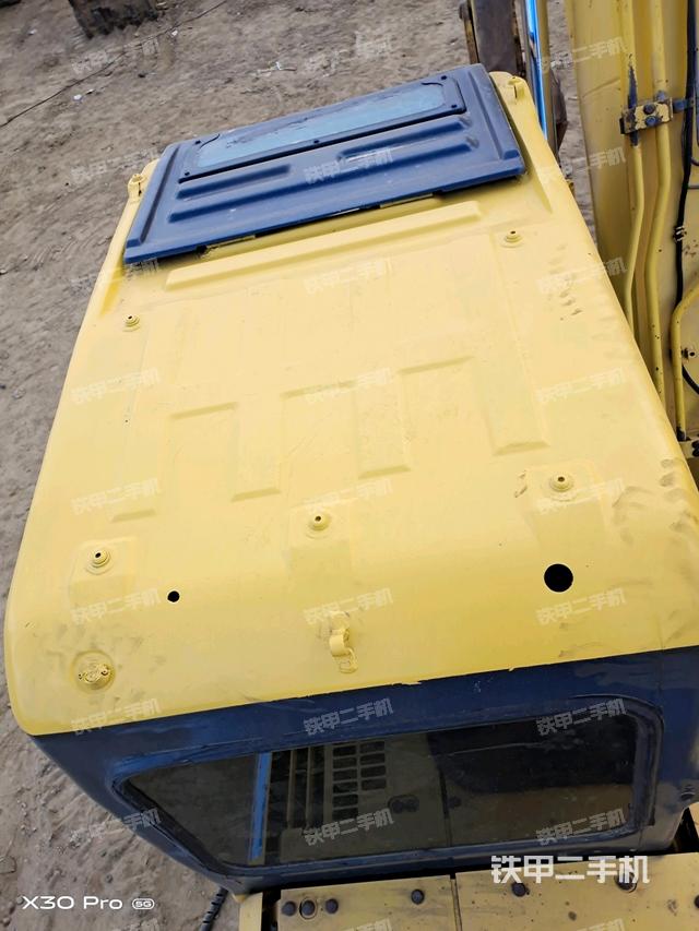 駕駛室頂部(整機(jī)外觀) 駕駛室頂部(整機(jī)外觀)