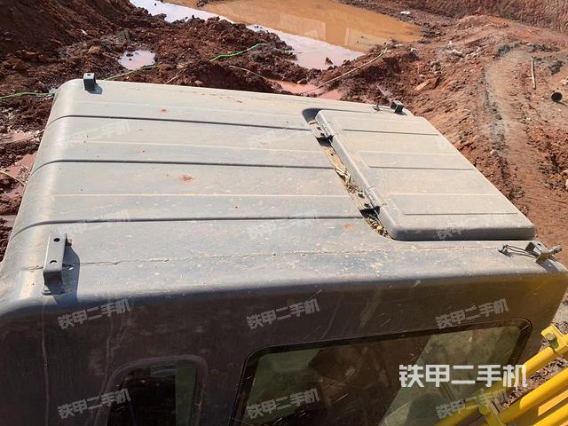 駕駛室頂部(整機(jī)外觀) 駕駛室頂部(整機(jī)外觀)