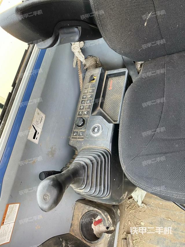 座椅右側(cè)控制臺(tái)/鑰匙門/油門/含右手柄（駕駛室部分）