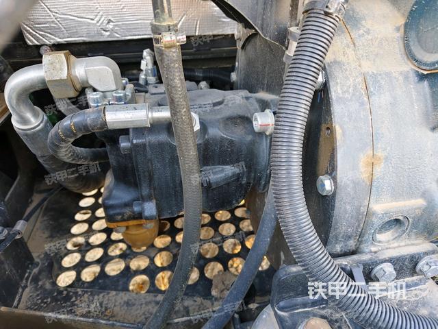 液壓泵艙室正面整體(整機外觀) 液壓泵艙室正面整體(整機外觀)