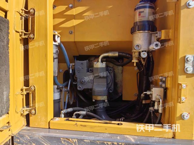 液壓泵艙室正面整體(整機外觀) 液壓泵艙室正面整體(整機外觀)