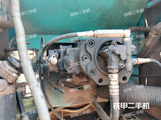 液壓泵艙室正面整體(整機外觀) 液壓泵艙室正面整體(整機外觀)
