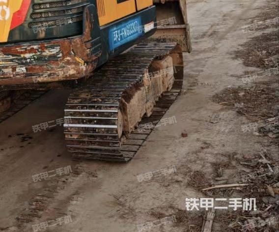 單側(cè)履帶整體(整機(jī)外觀) 單側(cè)履帶整體(整機(jī)外觀)