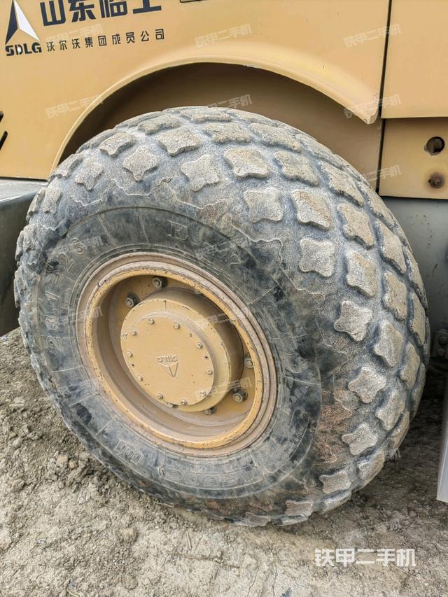 前輪右側(cè)減震塊連接及部件（壓路機(jī)前后車架）