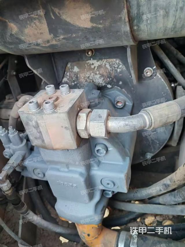 液壓泵艙室正面整體(整機(jī)外觀) 液壓泵艙室正面整體(整機(jī)外觀)