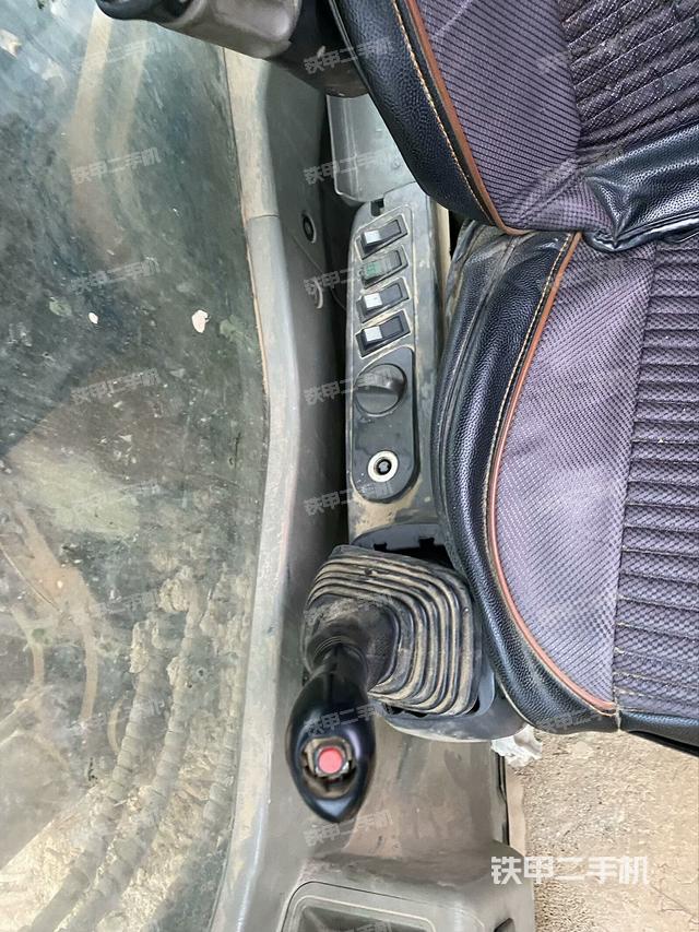 座椅右側(cè)控制臺/鑰匙門/油門/含右手柄（駕駛室部分）