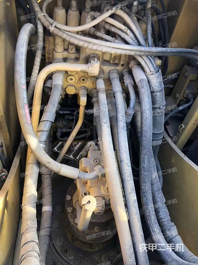 回轉(zhuǎn)馬達(dá)和主控閥(整機(jī)外觀) 回轉(zhuǎn)馬達(dá)和主控閥(整機(jī)外觀)