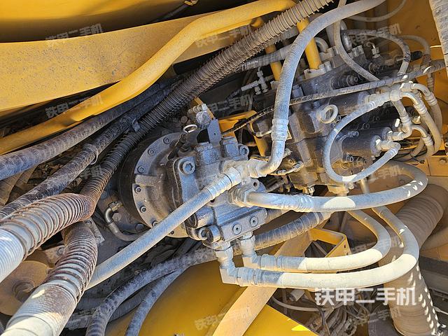 回轉(zhuǎn)馬達和主控閥(整機外觀) 回轉(zhuǎn)馬達和主控閥(整機外觀)