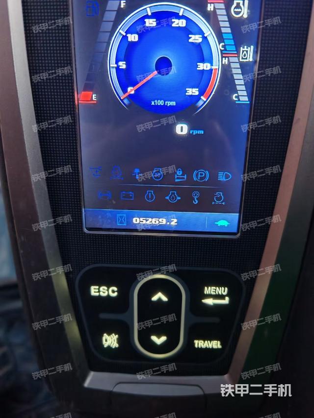 駕駛室整體(整機(jī)外觀) 駕駛室整體(整機(jī)外觀)