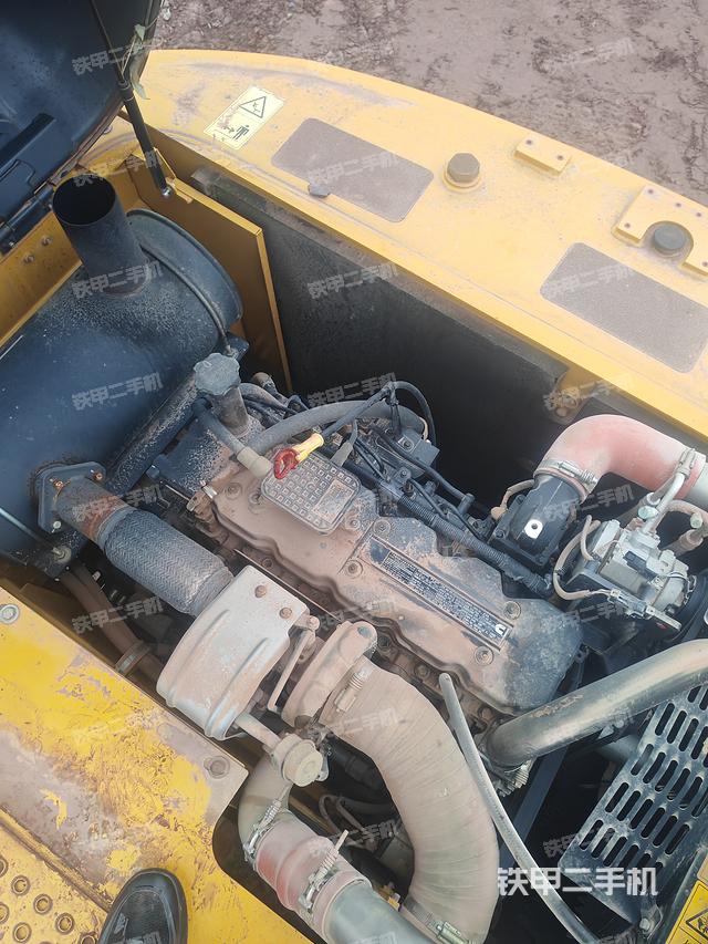 回轉(zhuǎn)馬達(dá)和主控閥(整機外觀) 回轉(zhuǎn)馬達(dá)和主控閥(整機外觀)