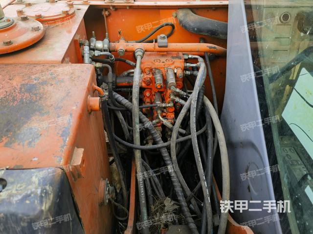 回轉(zhuǎn)馬達(dá)和主控閥(整機外觀) 回轉(zhuǎn)馬達(dá)和主控閥(整機外觀)