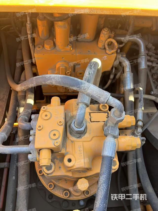 回轉(zhuǎn)馬達(dá)和主控閥（整機(jī)外觀）