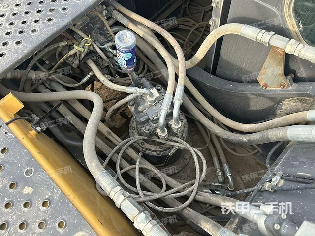 回轉(zhuǎn)馬達(dá)和主控閥（整機(jī)外觀）