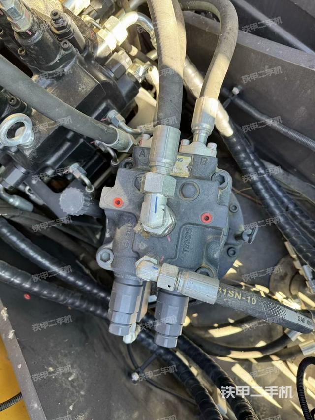 回轉(zhuǎn)馬達(dá)和主控閥(整機(jī)外觀) 回轉(zhuǎn)馬達(dá)和主控閥(整機(jī)外觀)