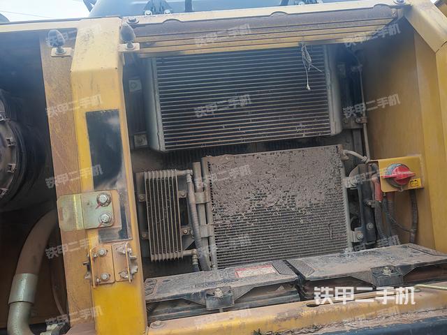 液壓泵艙室正面整體(整機外觀) 液壓泵艙室正面整體(整機外觀)