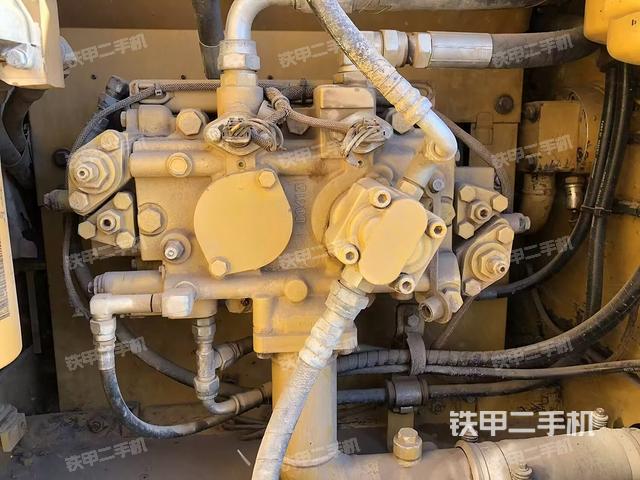 液壓泵艙室正面整體(整機(jī)外觀) 液壓泵艙室正面整體(整機(jī)外觀)