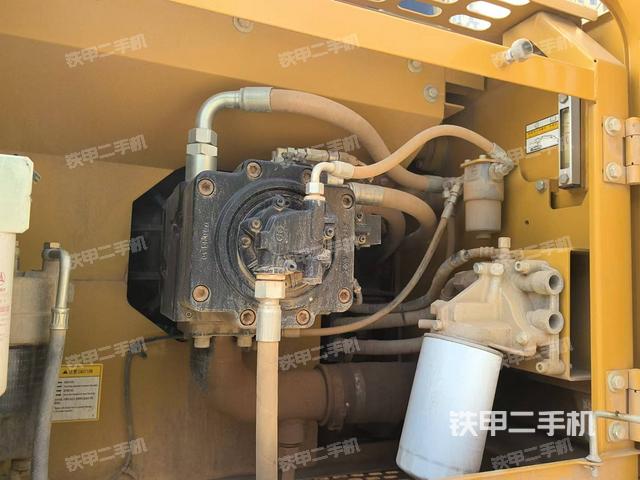 液壓泵艙室正面整體（整機外觀）