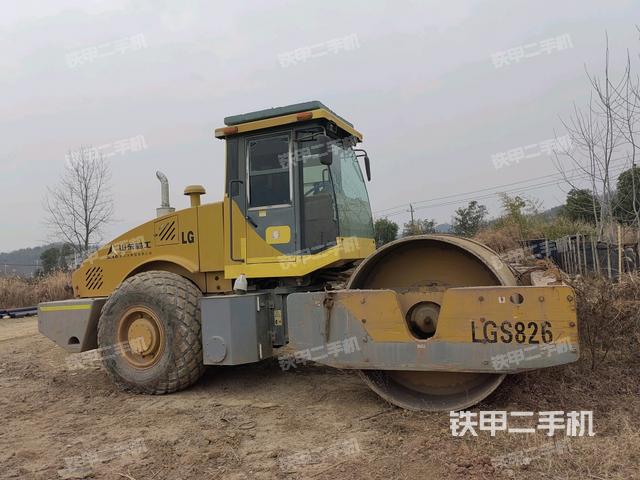 正右側(cè)（壓路機(jī)整機(jī)外觀）