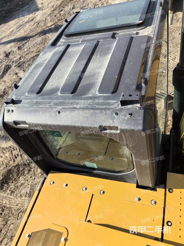 駕駛室頂部(整機(jī)外觀) 駕駛室頂部(整機(jī)外觀)