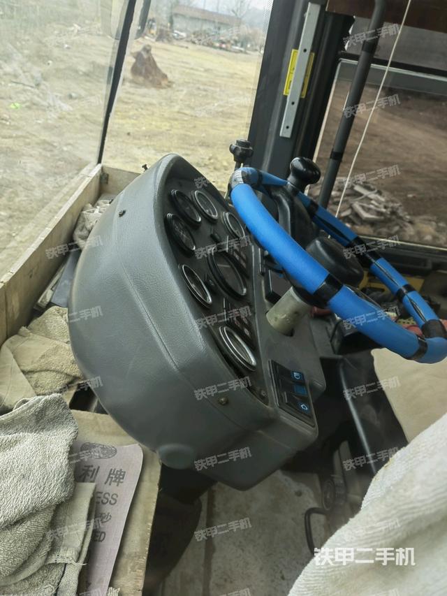 駕駛室側(cè)向上照全景（壓路機(jī)駕駛室）