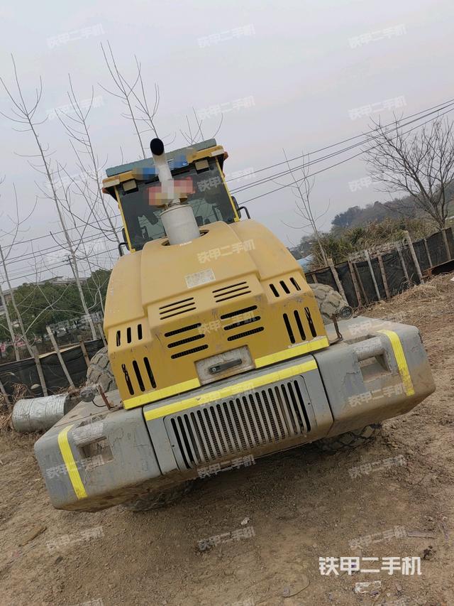 正左側(cè)（壓路機(jī)整機(jī)外觀）