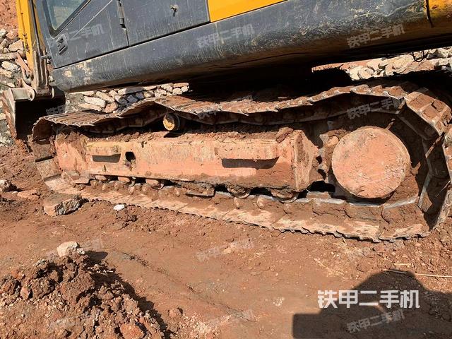 單側(cè)履帶整體(整機(jī)外觀) 單側(cè)履帶整體(整機(jī)外觀)